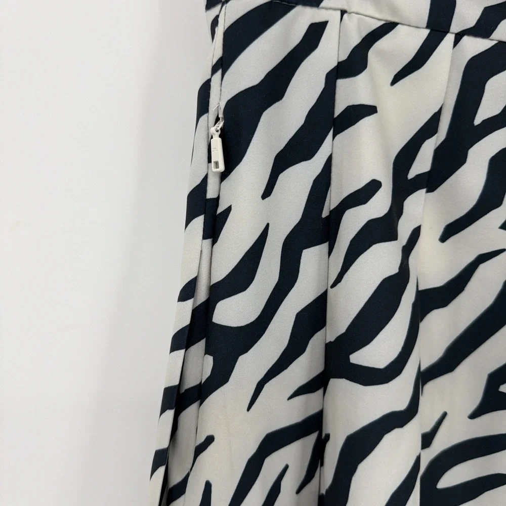J.Lindeberg Adina Sz M Tour Tiger Pleated Print Golf Skort Skirt Animal Athletic